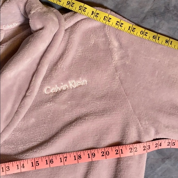 ❌SOLD❌ - Calvin Klein Long Sleeve Plush Robe - Picture 11 of 16